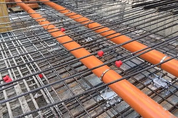 Red de saneamiento de PVC en obra nueva antes de hormigonar