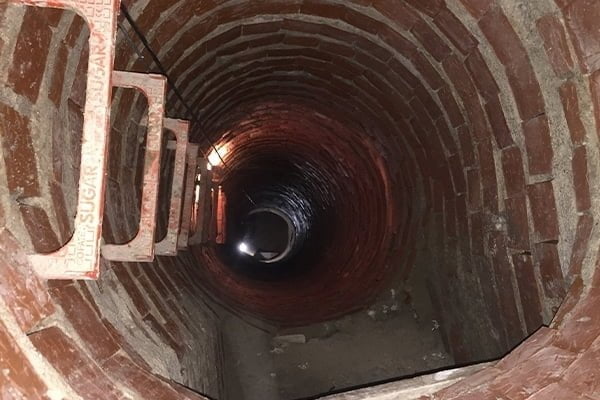 Trabajos de pocería | Pozo de registro de ladrillo visto desde arriba Pozo de registro de ladrillo visto desde arriba