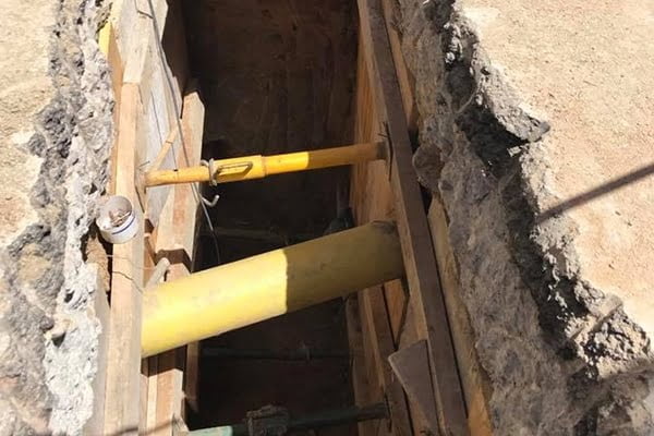 Trabajos de pocería | Zanja entibada durante una obra de saneamiento Zanja entibada durante una obra de saneamiento