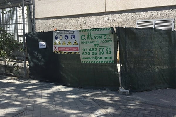 Trabajos de pocería | Vallado de obra con el cartel de C. Hijón Vallado de obra con el cartel de C. Hijón
