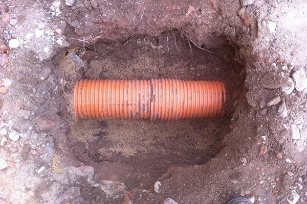 Trabajos de pocería | Tubería de saneamiento en zanja Tubería de saneamiento en zanja