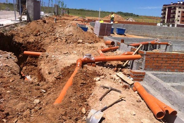 Trabajos de pocería | Red de saneamiento de PVC en zanja Red de saneamiento de PVC en zanja