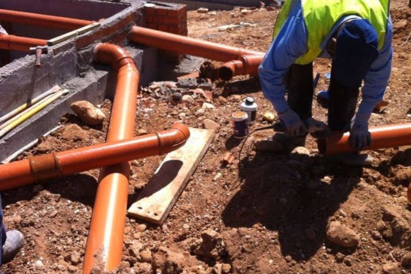 Trabajos de pocería | Montaje de la red de PVC en obra nueva Montaje de la red de PVC en obra nueva