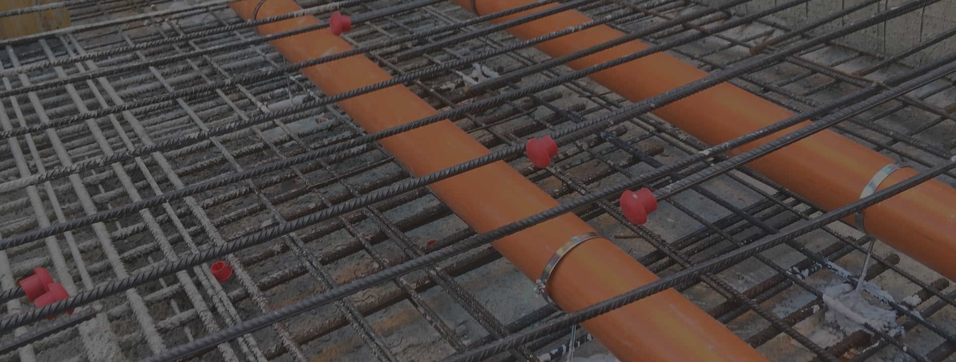 Red de saneamiento de PVC sobre la armadura en una obra nueva