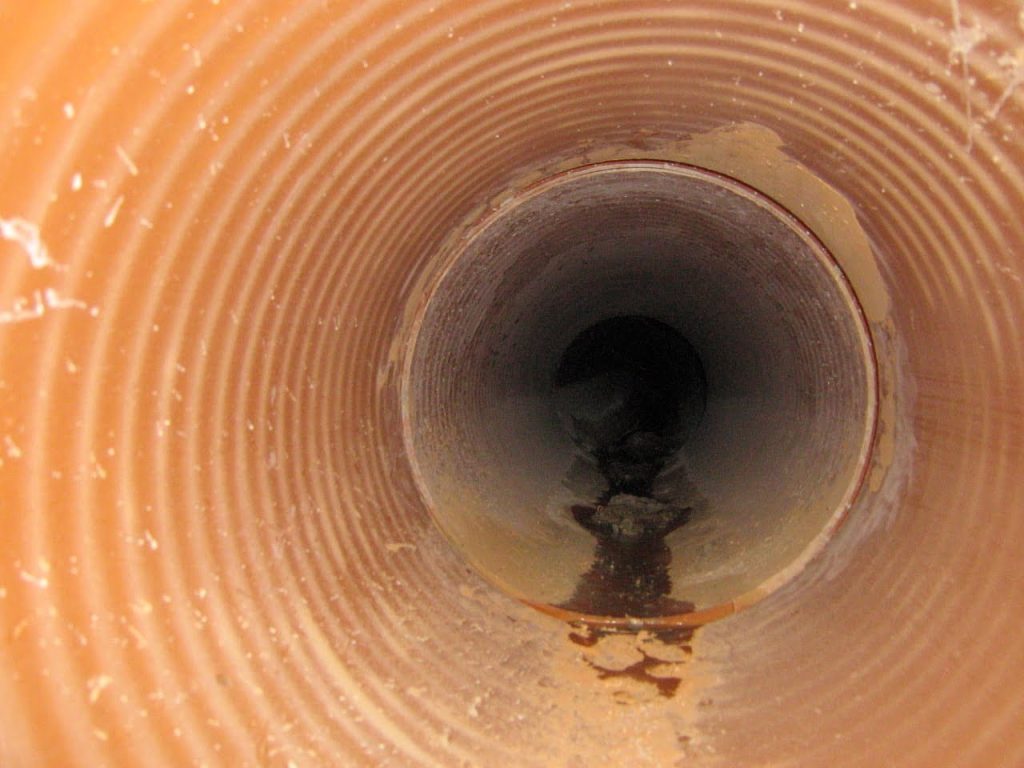 ¿En qué consiste una inspección con cámara CCTV? | Hijón Pocería Imagen de la cámara de inspección dentro de una tubería de saneamiento