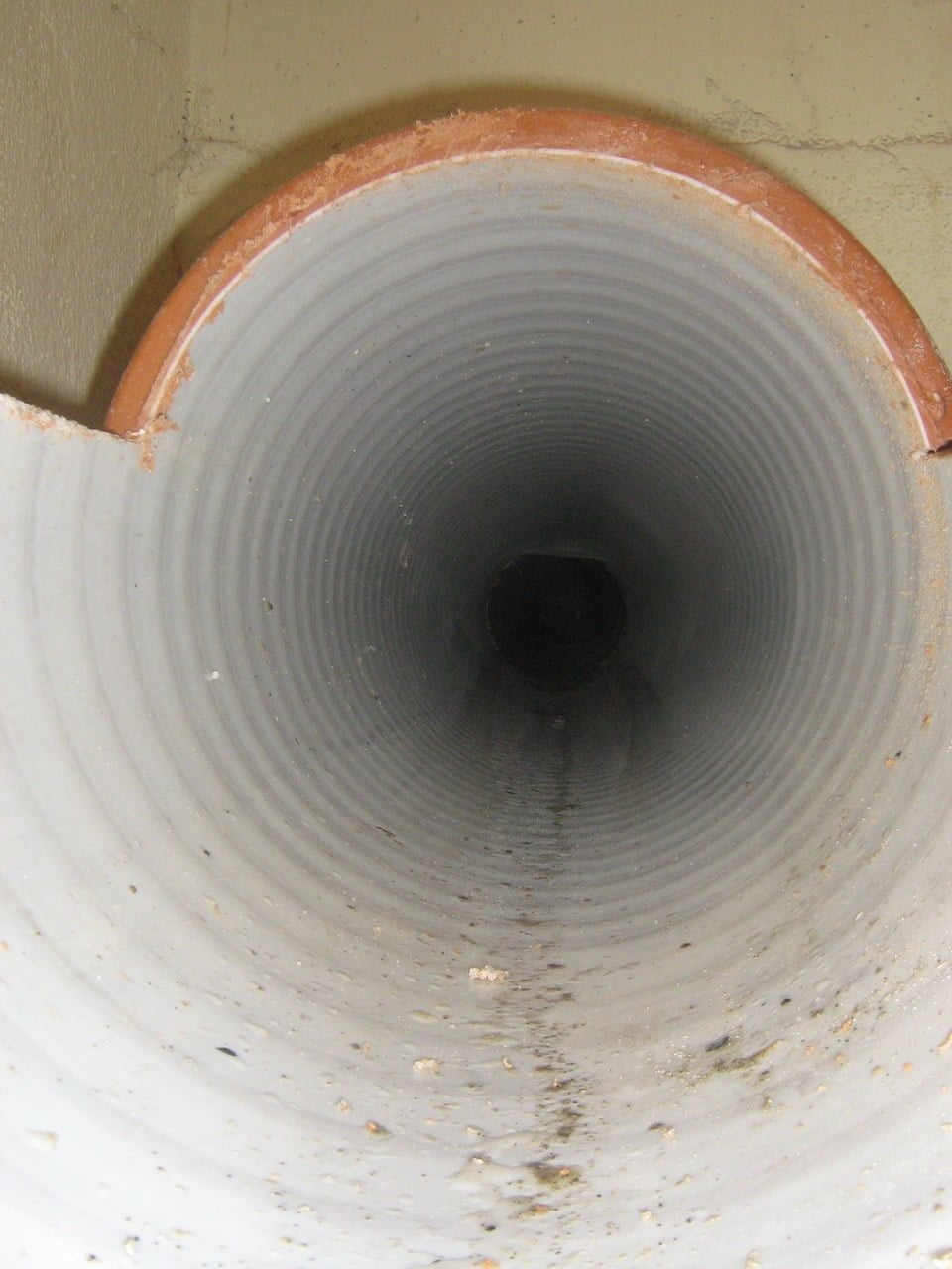 Interior de una tubería de saneamiento visto con la cámara de inspección
